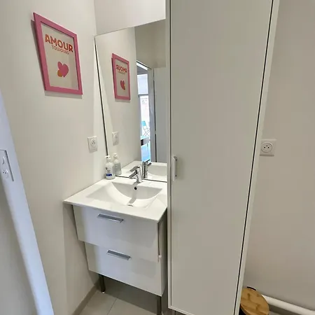 Emilie - Avec Balcon A Deux Pas De La De